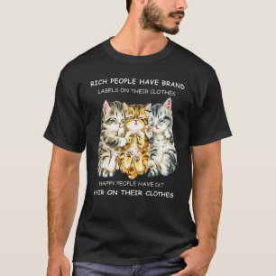Reiche Leute haben Etiketten an Kleidung, glücklic T-Shirt