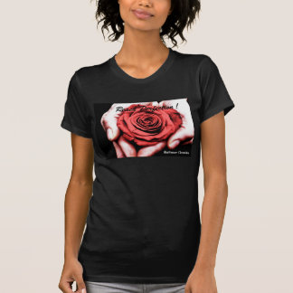 Reichweite-Perfektions-Rosen-in der Hand Shirt