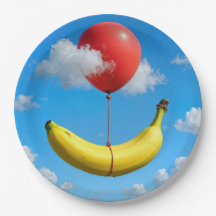 Reife Banane schwebt am Himmel mit rotem Ballon Pappteller