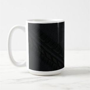 Reifenspuren auf Asphalt Grunge Textur – Industrie Kaffeetasse