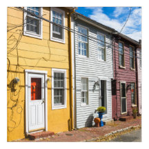 Reihe alter farbenfroher Holzhäuser Akrylprint