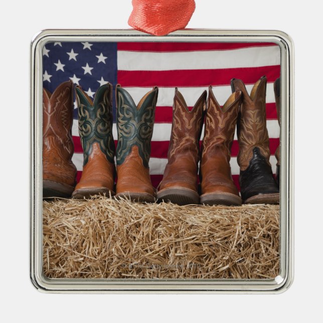 Reihe der Cowboystiefel auf Heuschober Silbernes Ornament (Vorne)
