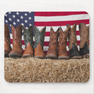 Reihe von Cowboystiefeln auf Heuhaufen Mousepad