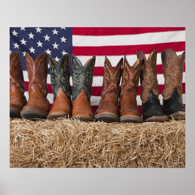 Reihe von Cowboystiefeln auf Heuhaufen Poster (Vorne)
