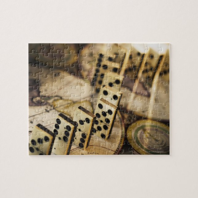 Reihe von Dominosteinen auf der alten Weltkarte 2 (Horizontal)