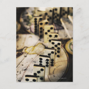 Reihe von Dominosteinen auf der alten Weltkarte Postkarte