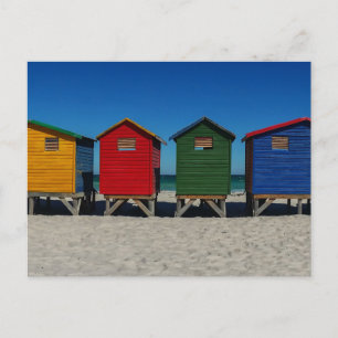 Reihe von farbenfrohen Strandhütten Feiertagspostkarte