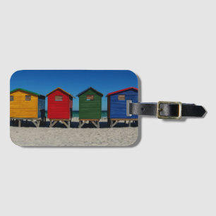 Reihe von farbenfrohen Strandhütten Gepäckanhänger