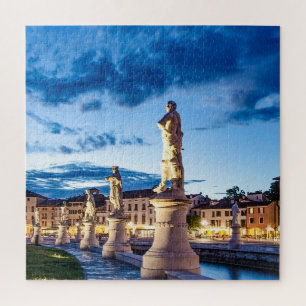 Reihe von illuminierten Statuen in Padova