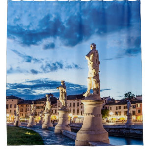 Reihe von illuminierten Statuen in Padova Duschvorhang