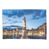 Reihe von illuminierten Statuen in Padova