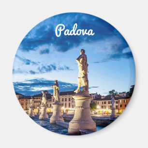 Reihe von illuminierten Statuen in Padova Magnet