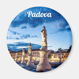 Reihe von illuminierten Statuen in Padova Magnet