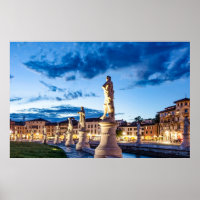 Reihe von illuminierten Statuen in Padova