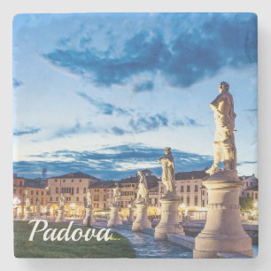 Reihe von illuminierten Statuen in Padova Steinuntersetzer