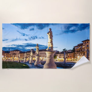 Reihe von illuminierten Statuen in Padova Strandtuch