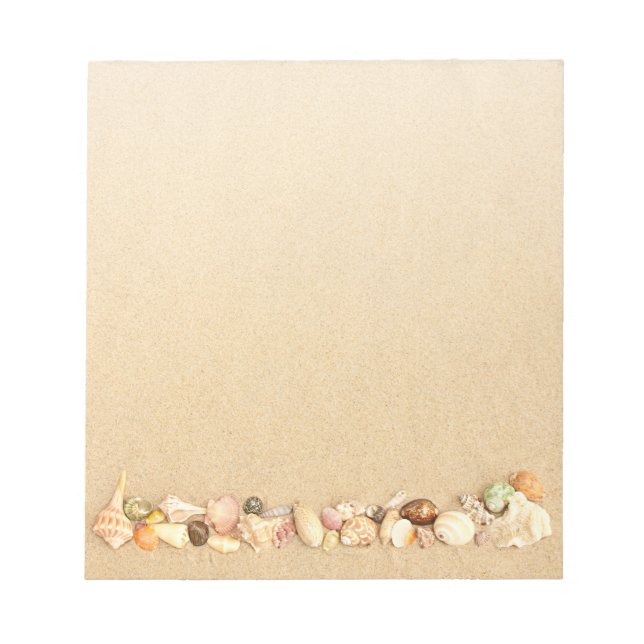 Reihe von Muscheln am Strand Sand Notizblock (Vorderseite)