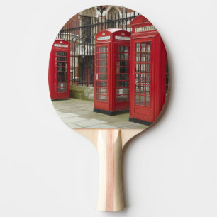 Reihe von Telefonzellen hinter dem Royal Tischtennis Schläger