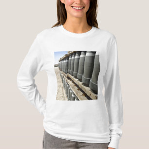 Reihen der Munition werden gestapelt und prepped T-Shirt