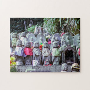 Reihen kleiner Jizo-Mönchsstatuen mit Lätzchen - J