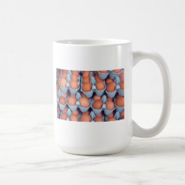 Reihen von braunen Eiern Kaffeetasse