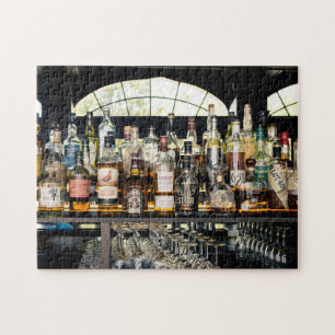 Reihen von Liquor-Flaschen in Bar