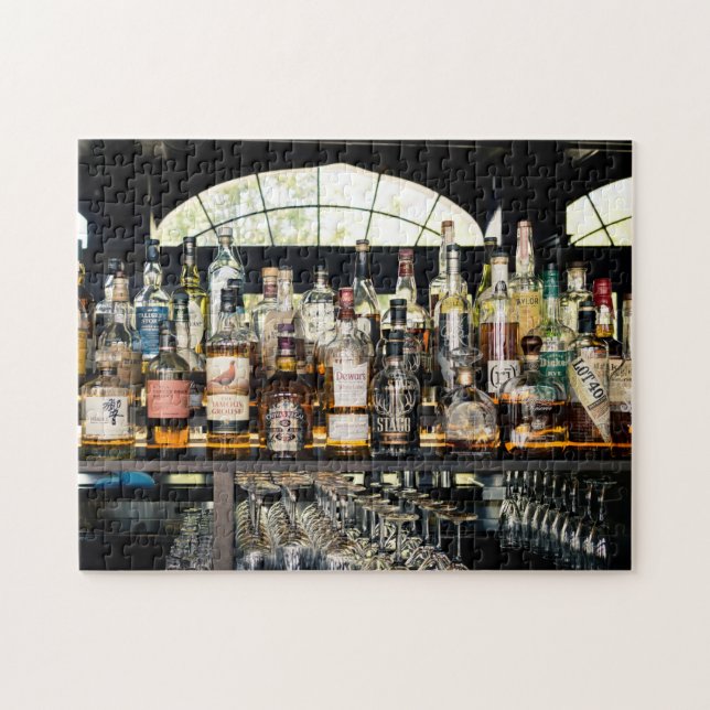 Reihen von Liquor-Flaschen in Bar (Horizontal)
