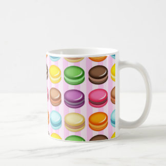 Reihen von Macarons Kaffeetasse