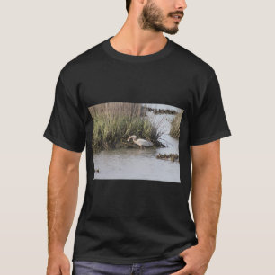 Reiher fängt Fische in Feuchtgebieten T-Shirt