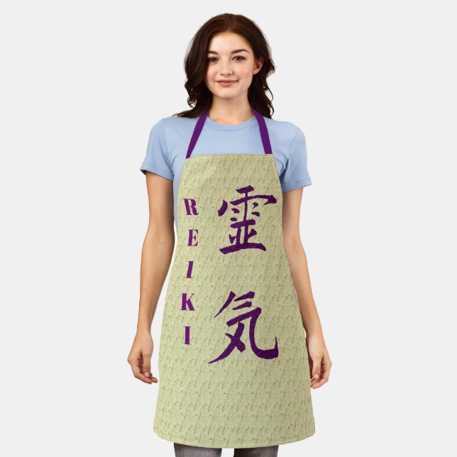 Reiki-Symbol in Lila Schürze (Getragen)