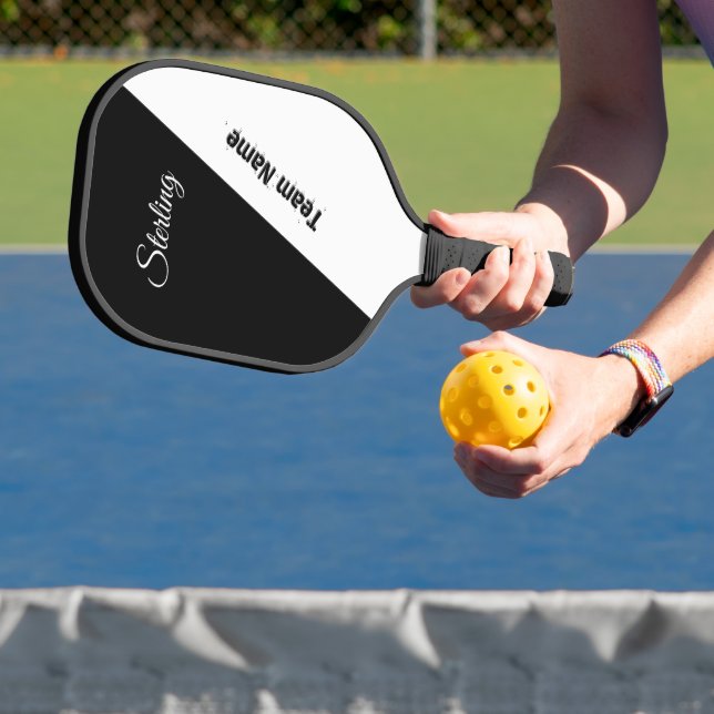 Rein Schwarz und Weiß mit zwei Textbereichen Pickleball Schläger (InSitu)
