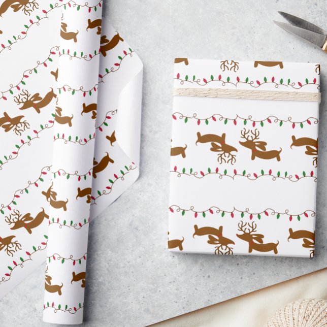 Reindeer Dachshund Papier cadeau de Noël (Dachshund gift wrap for wiener dog lovers. Featuring our weendeer dachshund and Christmas lights.)