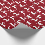 Reindeer Red White Christmas Wrapping Paper Geschenkpapier<br><div class="desc">Rentier Red White Christmas Wrapping Paper und Holiday Gift Wrap mit Rentier mit Geweih-Geweihten über das Design laufen.  Ein großartiges Verpackungspapier-Design für die Weihnachtsfeiertage.</div>