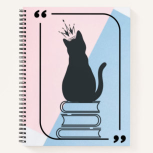 Reine des livres - Chat couronné sur la pile des l