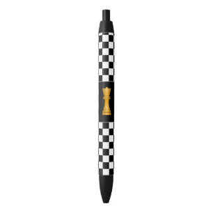 Reine dorée sur stylo à motif d'échiquier noir et 