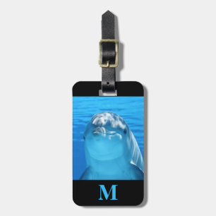 Reise-Delfin mit Monogramm im blauen Ozeanwasser Gepäckanhänger