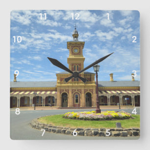 Reise durch die Zeit auf dem Bahnhof Albury Quadratische Wanduhr