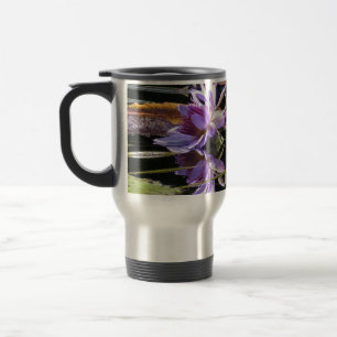 Reise-Tasse mit lila Wasserlilie in der Blüte Reisebecher