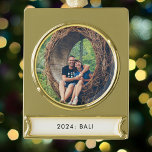 Reisen Foto Jahr Banner-Ornament Gold<br><div class="desc">Erleben Sie Ihre Jahresabenteuer mit unserem eleganten und modernen Weihnachts- oder Urlaubssornament, das in Gold oder Silber erhältlich ist. Dieses personalisierte Ornament verfügt über ein kreisförmiges Foto und einen bannerartigen Text, der sich perfekt für das Jahr und den Ort Ihres jährlichen Urlaubsziels eignet. Es ist für begeisterte Reisende konzipiert und...</div>