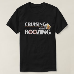 Reisen und Booten der Gruppe Matching Drinks T-Shirt