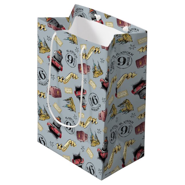 Reisen zum HOGWARTS™-Muster Mittlere Geschenktüte (Vorderseite Schrägansicht)
