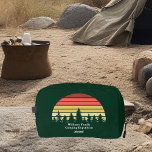 Reisen zum Sonnenuntergang im Grünen Camping indiv Waschbeutel<br><div class="desc">Cooles Wanderdopp-Kit mit einem grünen Waldsonnenuntergang für die ganze Gruppe auf einem Naturausflug oder Camping-Ausflug. Dieses individuelle Geschenk für die Toilettentüte bietet einen schönen Horizont mit Bäumen für einen Wanderer oder Camper.</div>
