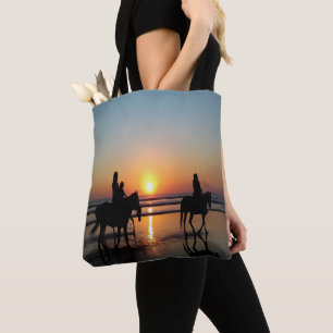 Reiten am Strand in der Sunset Tote Tasche