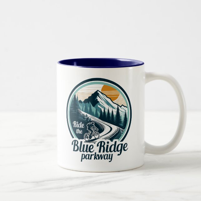 Reiten auf dem Blue Ridge Parkway Zweifarbige Tasse (Rechts)
