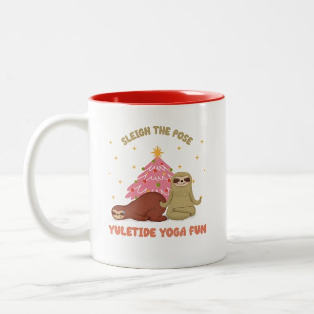 Reiten Sie die Pose: Yuletide Yoga Fun | Niedliche Zweifarbige Tasse (Links)