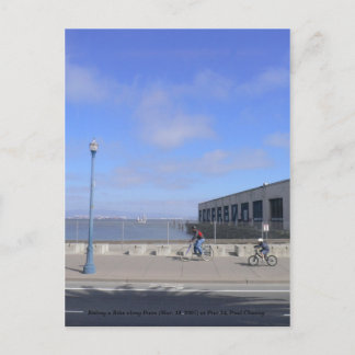 Reiten Sie ein Fahrrad entlang von Piers... Postkarte