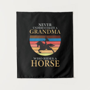 Reitgeschenk Nie ein Oma unterschätzen Wandteppich