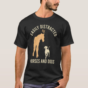 Reittiere und Hunde sind leicht abgelegen und T-Shirt