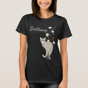 Reizende graue Katze in den T-Shirts der
