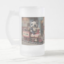 Reizende Panda-Figur auf einem Vintage-Spielzeugzu